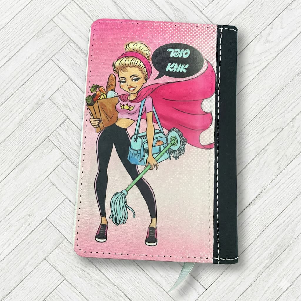 מחברת עם איור אמא-על מצוירת ועליה הכיתוב "סופר אמא" - מתנה לאמא