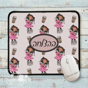 פד עכבר מעוצב עם איור ילדה מצוירת בוורוד ועליו הכיתוב "בהצלחה" - מתנה אישית