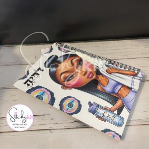 מחברת ספירלה מעוצבת עם איור נערה בסטייל ספורטיבי - קלאס עם נוכחות